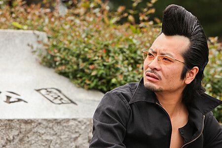Uomo con look rockabilly nel parco Yoyogi a Tokyo, Giappone.