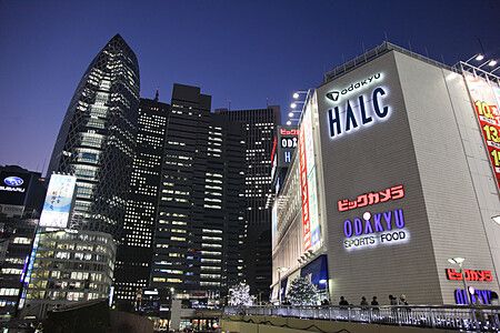 Vista serale dell'Odakyu Halc e skyline di Shinjuku, Tokyo.