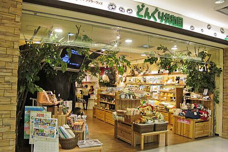 Ingresso del negozio di merchandising Studio Ghibli denominato Donguri Kyowakoku presso Sunshine City in Giappone.
