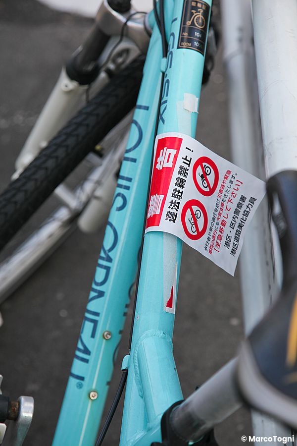 Un adesivo di divieto di sosta per biciclette è applicato sul telaio di una bicicletta in Giappone.