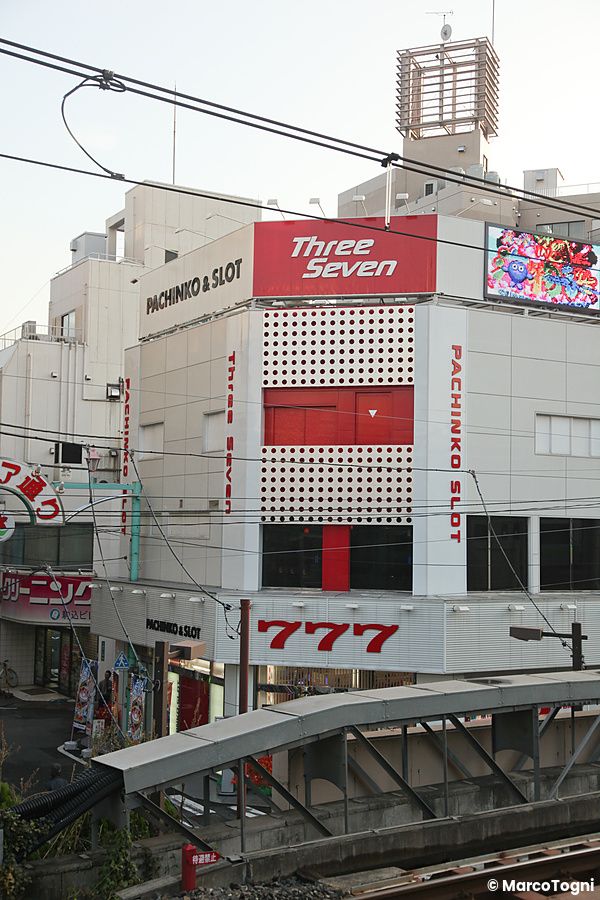 Edificio in Giappone con sala pachinko e slot Three Seven