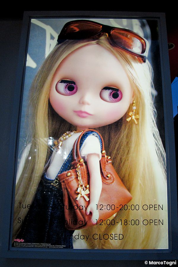 Immagine di una bambola Blythe esposta nel negozio Junie Moon a Daikanyama.