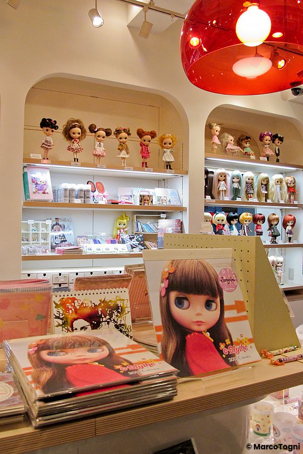 Negozio Junie Moon a Daikanyama con bambole Blythe sugli scaffali.