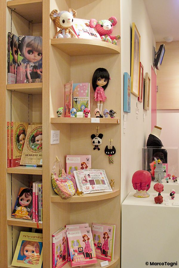 Scaffali con bambole Blythe e accessori in un negozio.