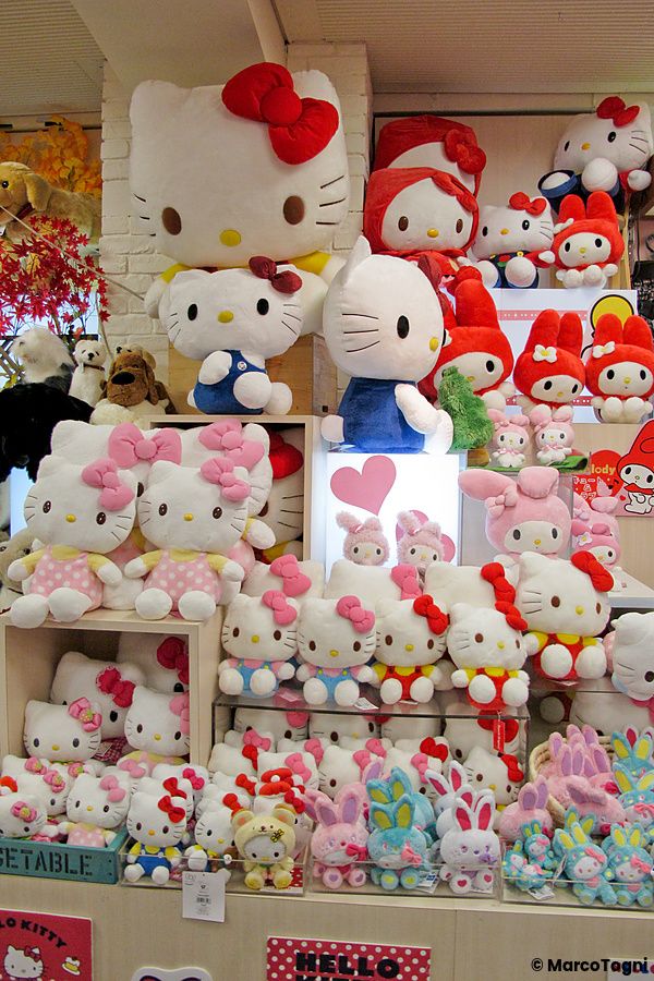 Numerosi peluche di Hello Kitty e altri personaggi Sanrio esposti sugli scaffali nel negozio Kiddyland ad Harajuku.