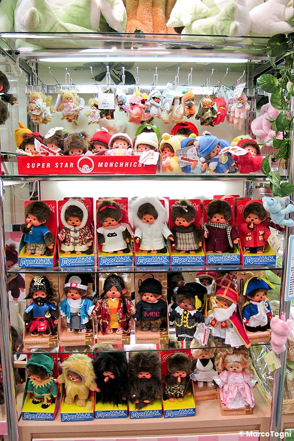 Esposizione di bambole Monchhichi su scaffali illuminati all'interno del negozio Kiddyland ad Harajuku.