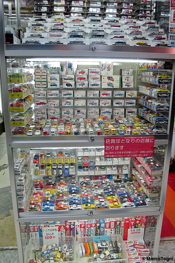 Vetrina con modellini di auto al Mandarake in Giappone.