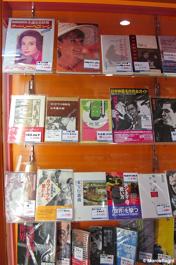Vetrina di libri e riviste a Mandarake, Nakano Broadway.