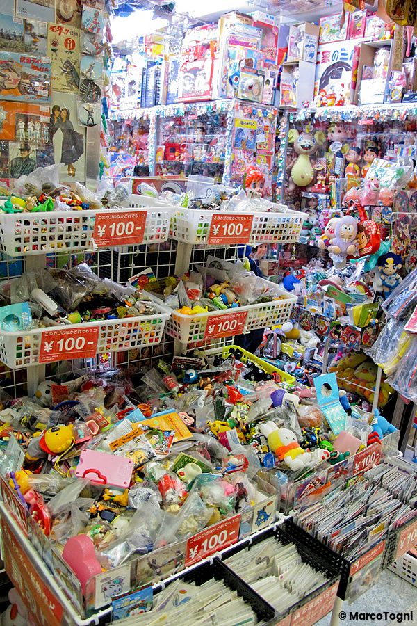 Interno di un negozio Mandarake a Nakano Broadway con scaffali pieni di giocattoli e gadget.