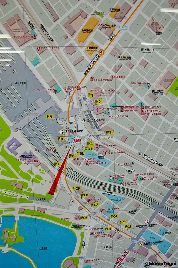 Una dettagliata mappa urbana del quartiere di Ueno in Giappone, che indica strade e punti di interesse.
