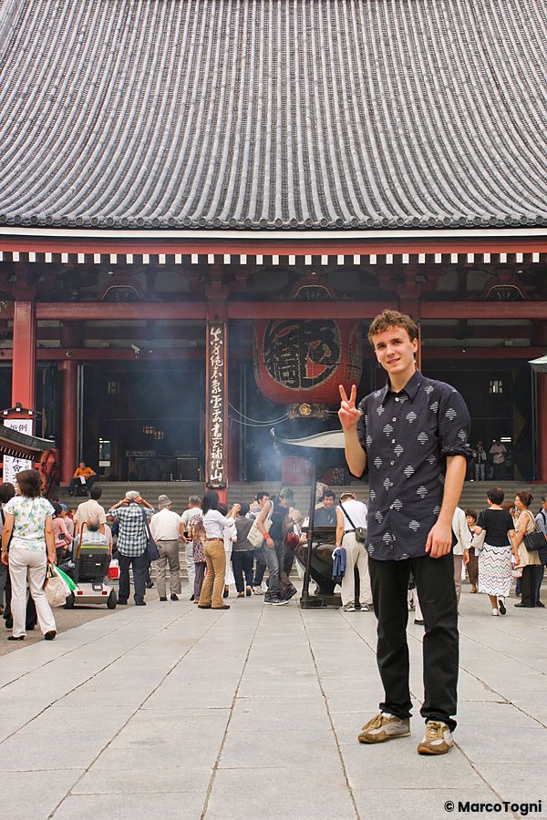 Marco Togni di fronte al tempio Sensoji ad Asakusa, Tokyo.
