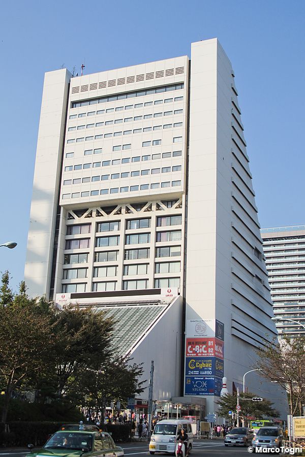 Veduta frontale del complesso Nakano Sun Plaza a Tokyo in Giappone, con le sue caratteristiche linee architettoniche.