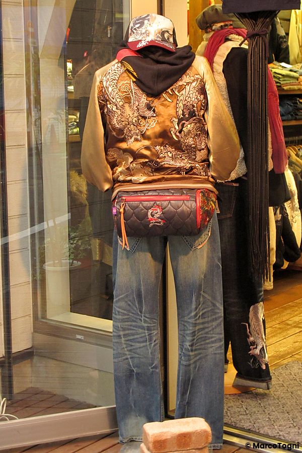 Manichino con giacca dragone e jeans in una vetrina a Shimokitazawa.