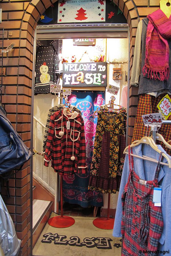 Ingresso di un negozio di abbigliamento a Shimokitazawa con manichini e vestiti colorati.