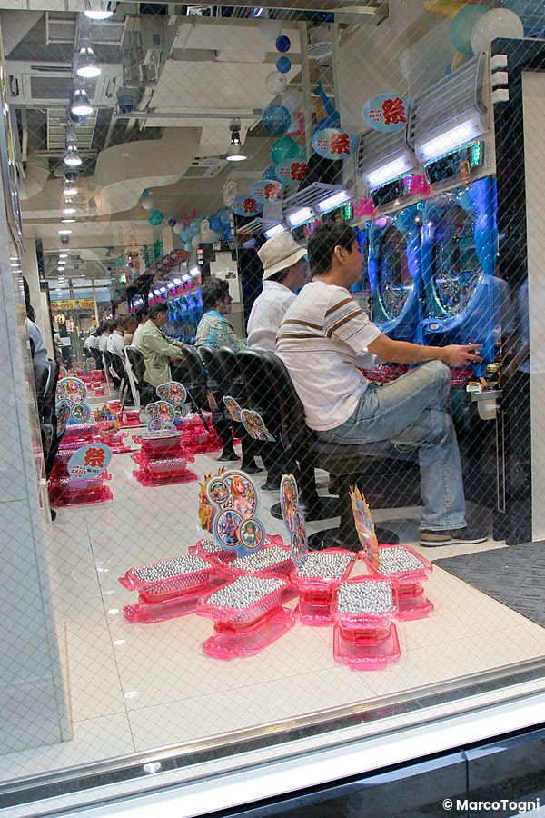 Sala pachinko in giappone con persone al gioco.