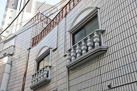 Facciata decorativa di un love hotel in giappone con balconi e finestre.