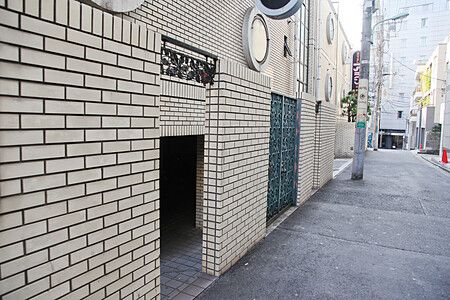 Ingresso di un love hotel in Giappone con pareti in mattoni chiari