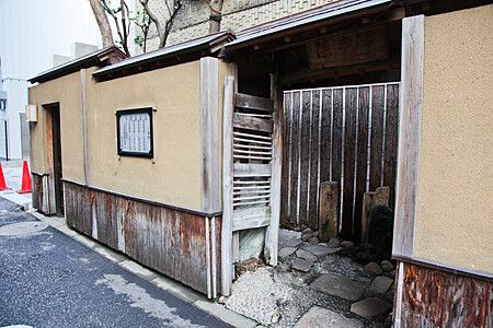 Ingresso di un love hotel giapponese, caratteristiche tradizionali in legno e intonaco.