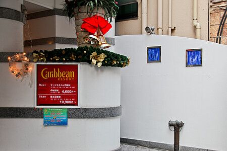 Ingresso di un love hotel in Giappone con decorazioni natalizie