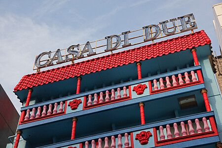 Love hotel con facciata blu e decorazioni rosse in Giappone.