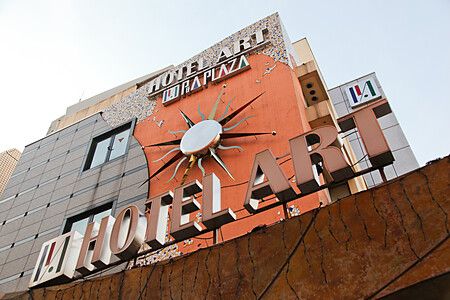 Facciata di un love hotel in Giappone con insegna e decorazioni.