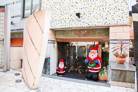 Ingresso di un love hotel in Giappone con decorazioni natalizie.