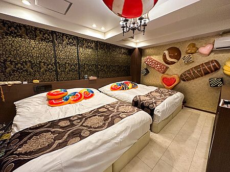 Stanza del Sweets Hotel a Shibuya con decorazioni a tema dolci