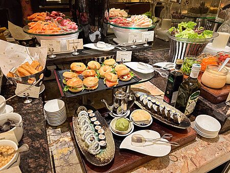 Buffet di colazione con sushi e panini all'Horizon Club Lounge dello Shangri-La Kuala Lumpur.