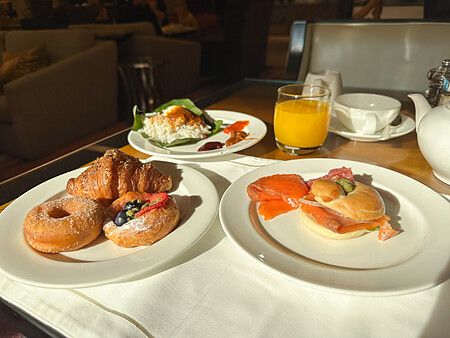 Colazione elegante all'Horizon Club Lounge all'hotel Shangri-La Kuala Lumpur.