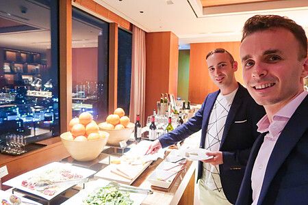 Marco Togni al buffet nell'executive lounge a The Shilla Seoul