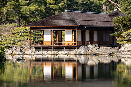 Casa da tè tradizionale riflessa nello stagno nel giardino Ritsurin a Takamatsu.