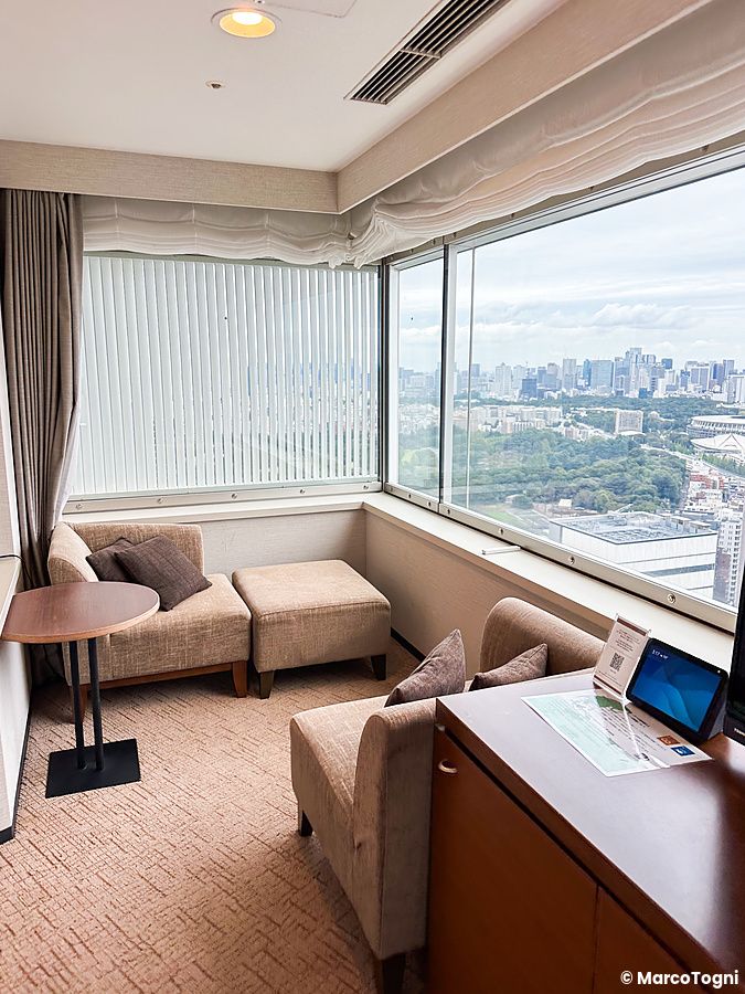 Stanza all'hotel century southern tower di tokyo con vetrate panoramiche sulla città.
