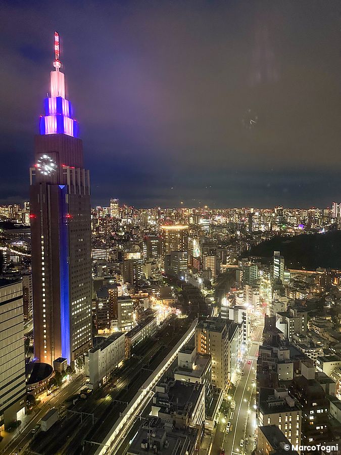 Vista notturna di Tokyo con una torre illuminata, dall'Hotel Century Southern Tower.