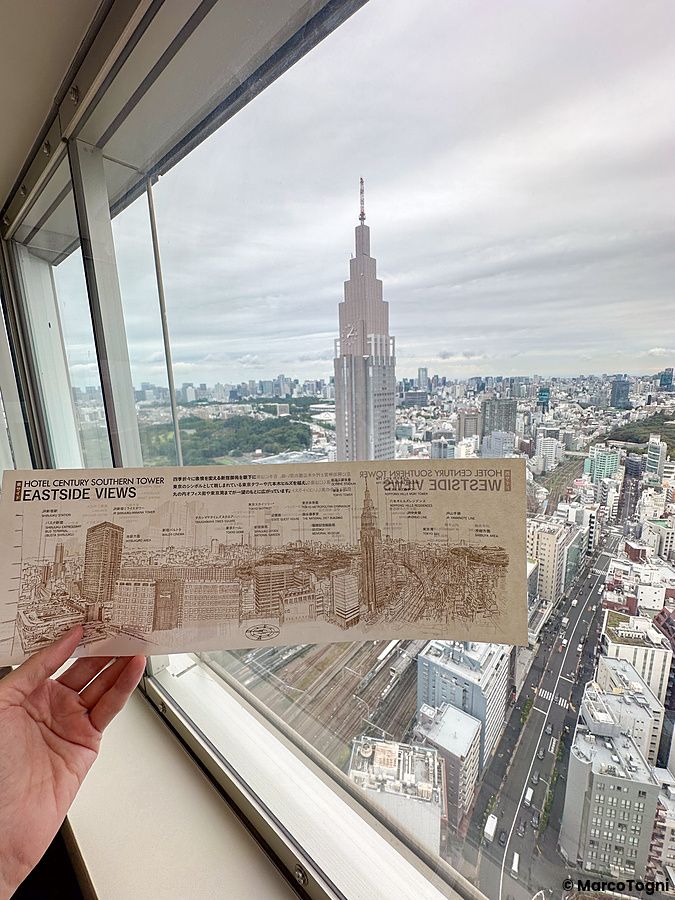 Vista di Tokyo con opuscolo dalla finestra dell'Hotel Century Southern Tower.