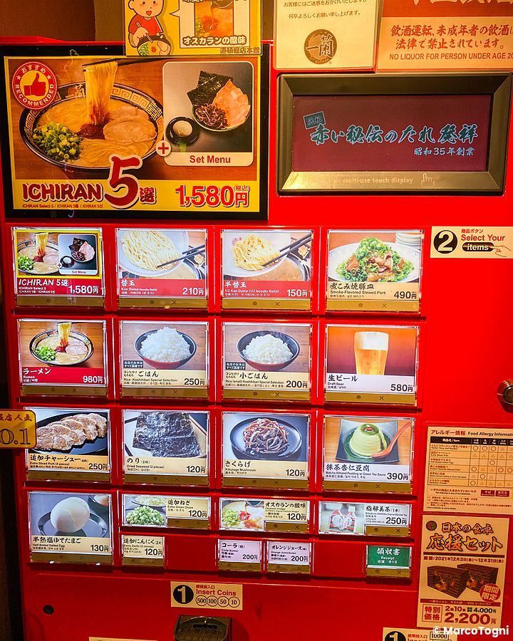 Pannello luminoso con pulsanti fotografici per ordinare a Ichiran all'interno di un ristorante in Giappone.