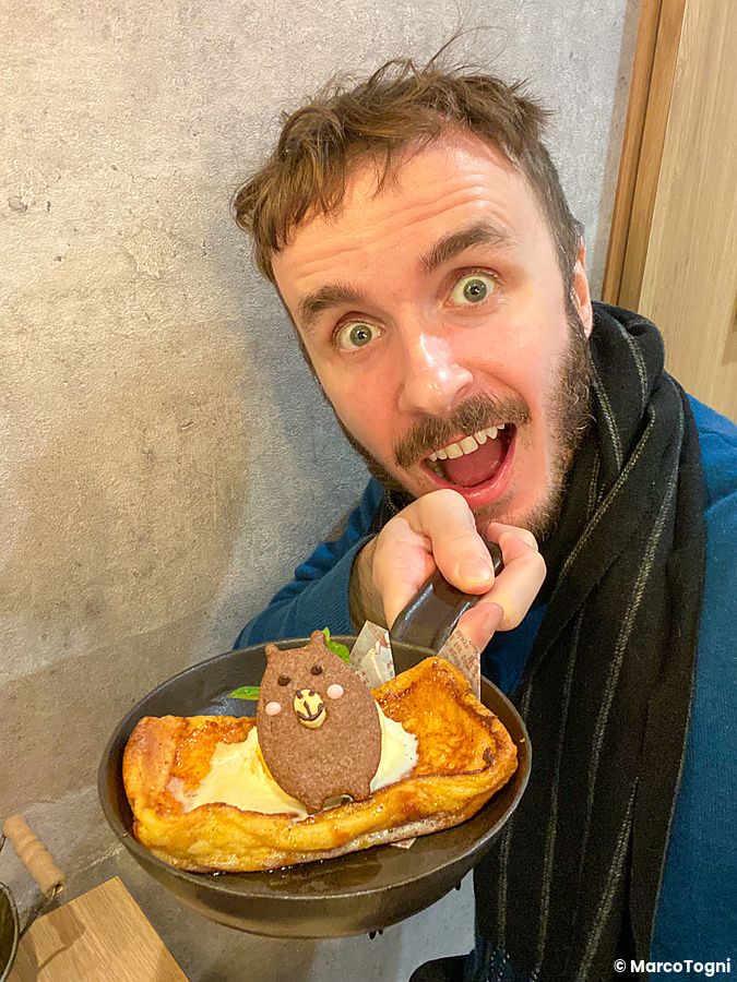 Marco Togni mostra un french toast a tema capibara servito in una padella presso l'animal cafe Animeal a Osaka.