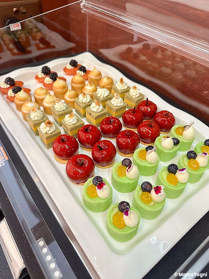 Vassoio di dolcetti nell'executive lounge di The Fullerton Hotel a Singapore.
