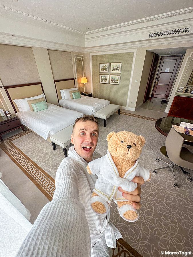 Stanza elegante con letti singoli in un hotel di lusso a Singapore