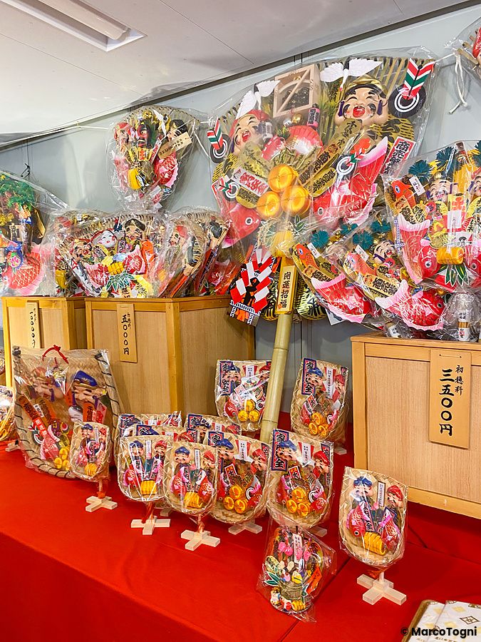 Numerosi rastrelli portafortuna giapponesi decorati in vendita all'interno del Santuario Kitaguchihongu Fuji Sengenjinja.