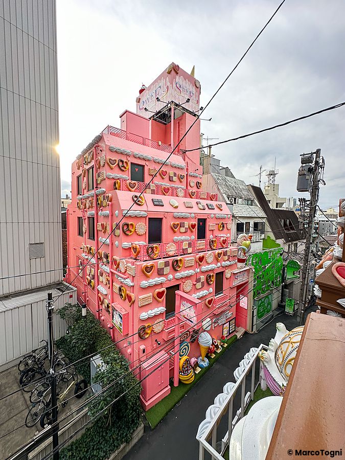 L'esterno rosa decorato con dolci dello Sweets Hotel a Shibuya.