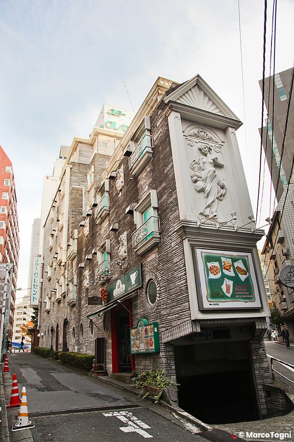 Edificio di un love hotel in giappone con facciata decorata e insegne colorate.