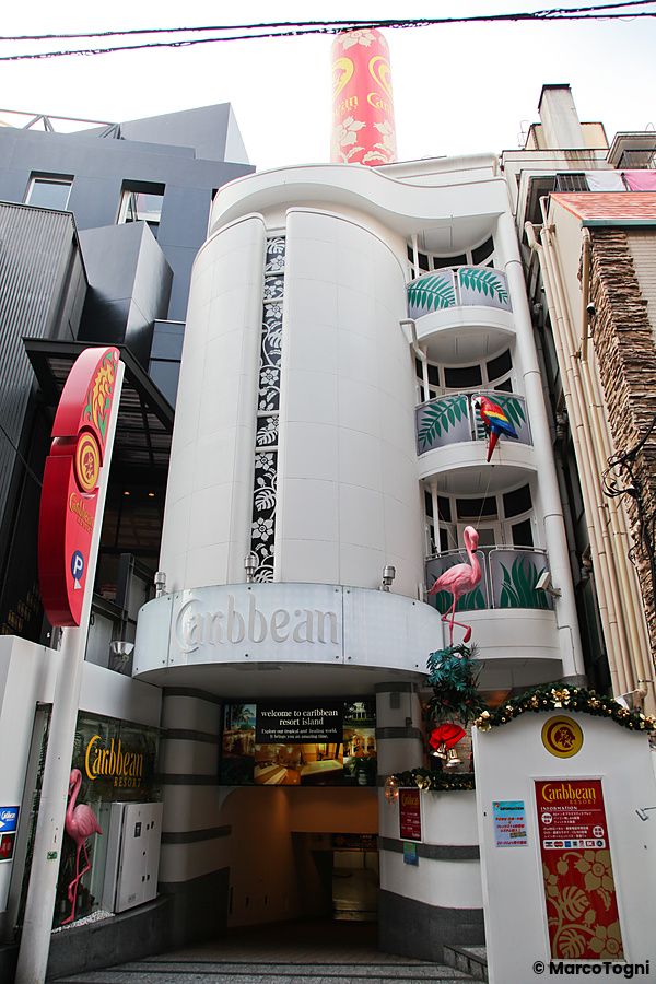 Facciata di un love hotel in Giappone con decorazioni tropicali.