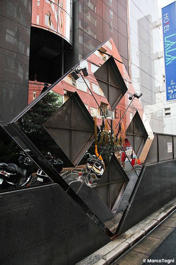 Ingresso di un love hotel giapponese con design specchiato.