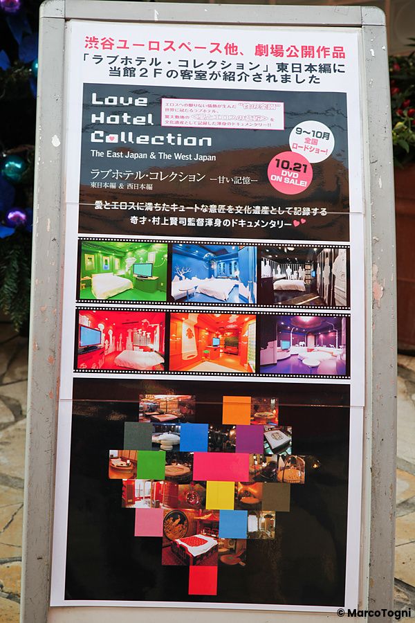Cartellone promozionale per la mostra "Love Hotel Collection" in Giappone.