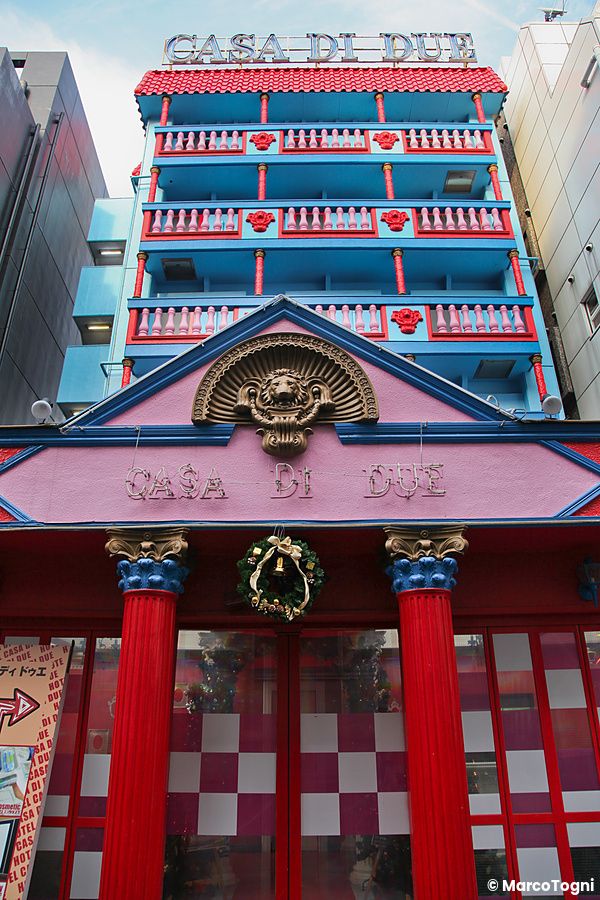 Facciata colorata di un love hotel in Giappone chiamato "casa di due".