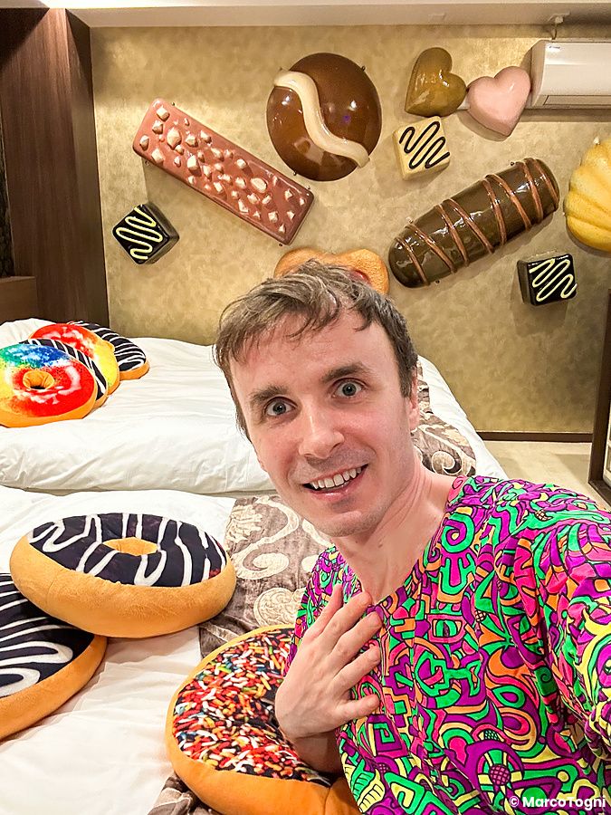 Stanza con decorazioni a tema dolci presso lo Sweets Hotel di Shibuya, con Marco Togni presente.