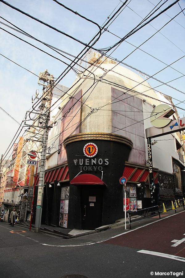 Love hotel Vuenos Tokyo con cavi elettrici in Giappone