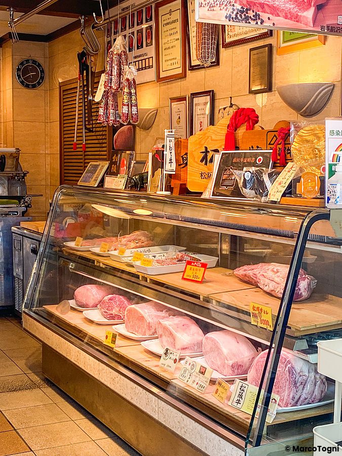 Un banco frigo con tagli di carne pregiata all'interno del New Shinbashi Building a Shimbashi.
