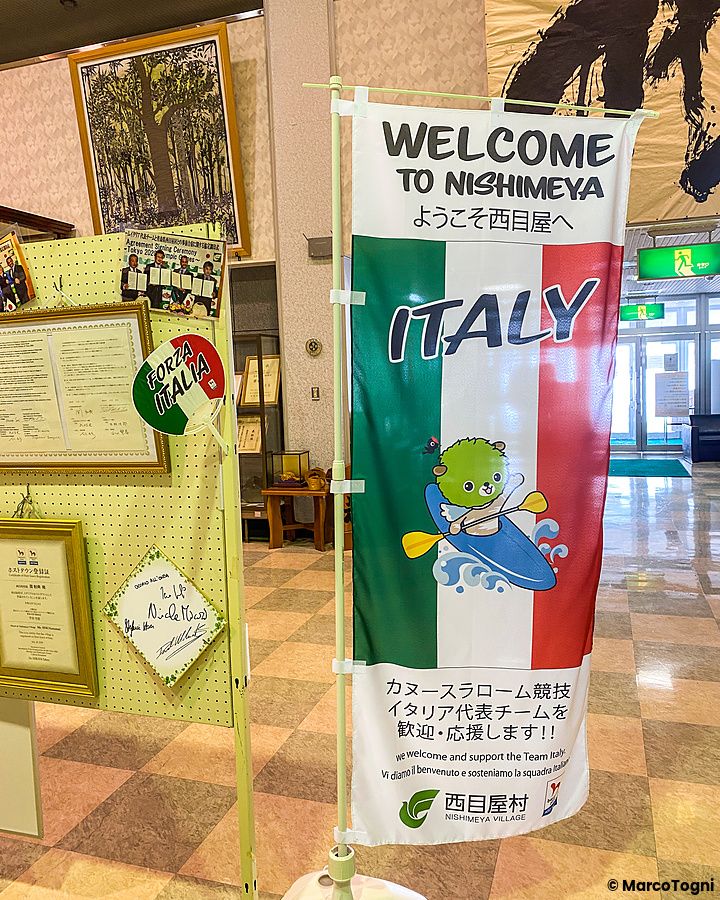 Bandiera italiana all'interno di un edificio a Nishimeya, Giappone.