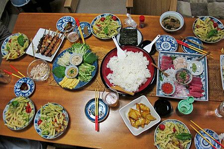 Tavolo apparecchiato con piatti di pasta e riso in Giappone.